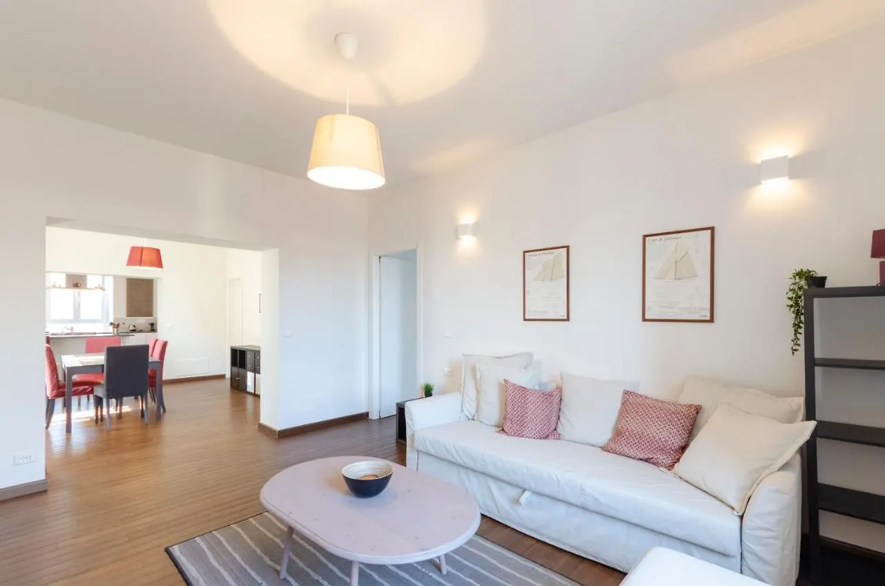 Joivy Spacious Family Apt For 4, In Carignano, Genua